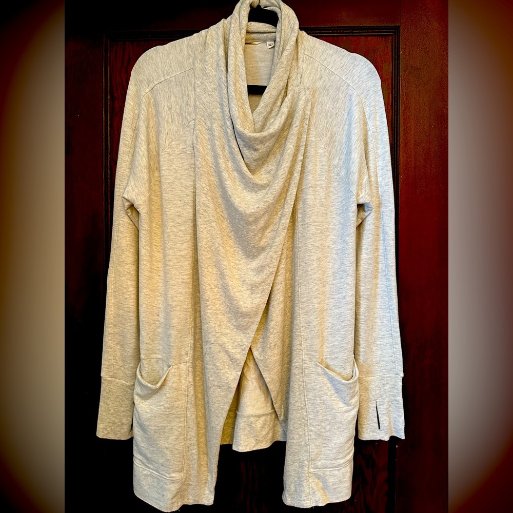 Athleta Lt Grey Pranayama wrap Sz M